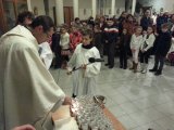 Pán farár Peter Mášik najskôr požehnal sviečky - kahančeky pre deti...