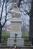 Vonku, v parku, pred bazilikou, je aj veľká socha Panny Máre Sedembolosetnej...