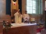 Slávenie svätej omše - pán farár Peter Mášik a pri oltári asistoval akolyta Csaba Mikus...