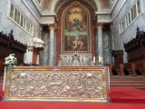 Oltár v katedrále - v pozadí obraz nanebovzatia Panny Márie, ktorý je vytvorený na jednom kuse plátna...