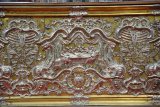 Detail oltára, kde sa slávi svätá omša. Je to čisté striebro a vyrobený bol v Trnave... V centre je vidieť motív poslednej večere...